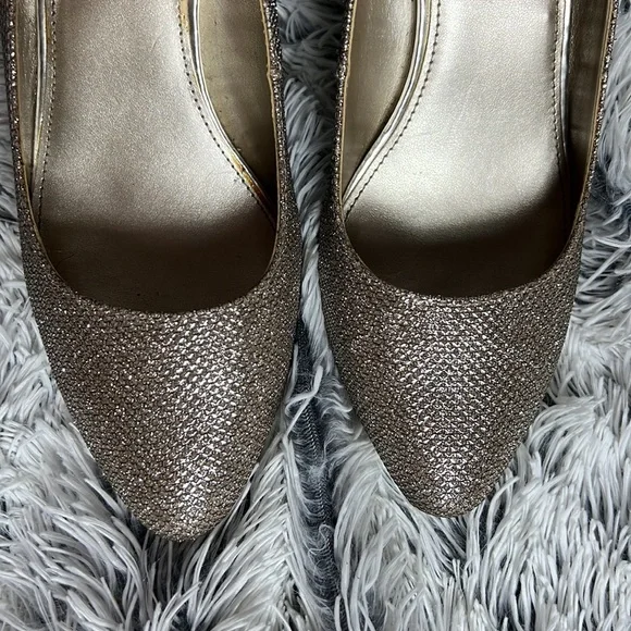 Bandolino Sz 7 1/2M Gold Sparkling Heels - Picture 3 of 9